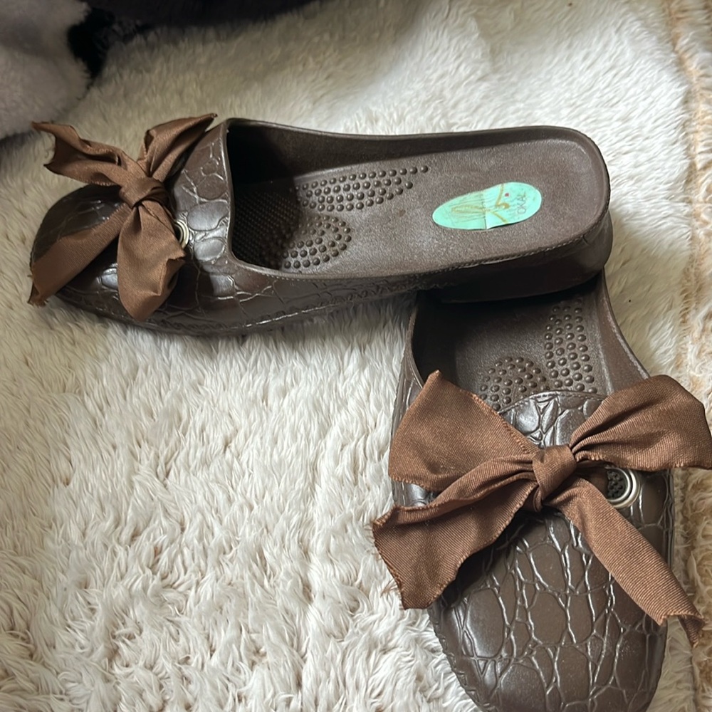 Ladies Brown Okal rubber slip on shoes, Sz. M, Brown ribbon bow (removable)